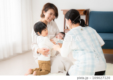 保健師の出産後訪問 保健師の出産後訪問 109027120
