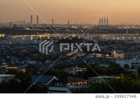 《神奈川県》横浜の住宅街と高速道路・夜明けの風景 109027346