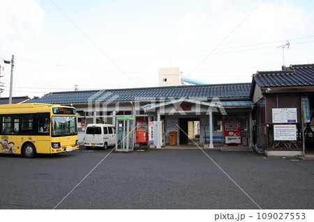 山陰本線:荒島駅(駅舎) 山陰本線:荒島駅(駅舎) 109027553