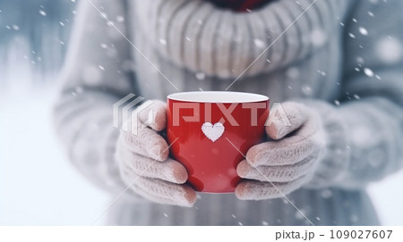 Cup of winter drink in hands 109027607