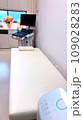 小児科の診察室のエコーと診察台 109028283