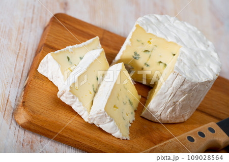 Creamy blue cheese on wooden board 109028564