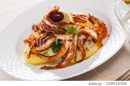 Deep fried squid tentacles with potatoes Deep fried squid tentacles with potatoes 109028700