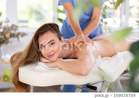 Young woman relaxing during professional back massage 109028789