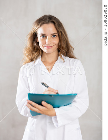Female cosmetic doctor radiates competence 109029050