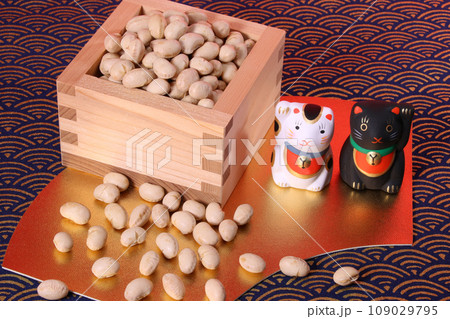 節分　4　招き猫と升に入った福豆 109029795