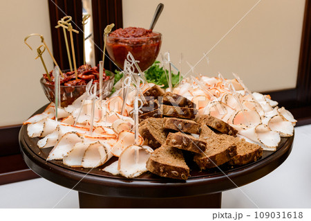 Meat cutting and its presentation on the festive table 109031618