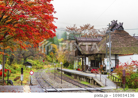 紅葉時期の会津鉄道湯野上温泉駅 福島県下郷町 紅葉時期の会津鉄道湯野上温泉駅 福島県下郷町 109034136