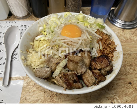 山盛り、具沢山の二郎系ラーメンです。 109034681