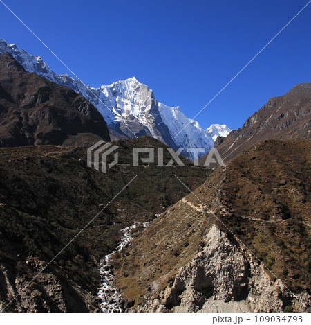 Snow capped mountains and Dudhkoshi river, Thame. Snow capped mountains and Dudhkoshi river, Thame. 109034793