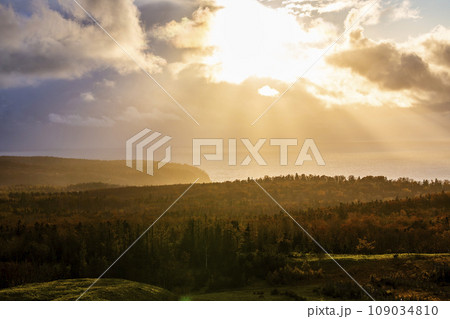 知床五胡フィールドハウス　高架木道から見た知床の夕暮れ　北海道斜里町 109034810
