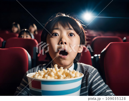 驚いた顔で映画を見ている日本人の男の子「AI生成画像」 109035128