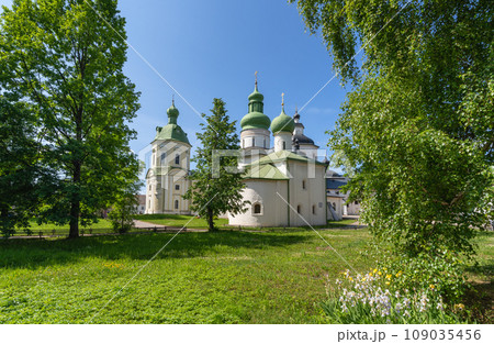 The courtyard of the Kirilovo-Belozersky Monastery with parks, chapels 109035456