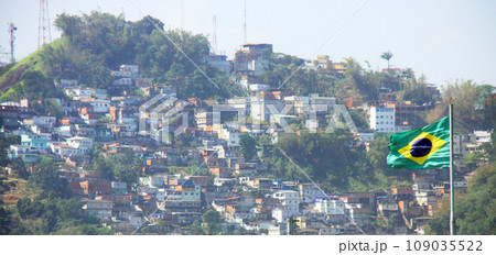 ブラジル・サントス市内のスラム街 ブラジル・サントス市内のスラム街 109035522