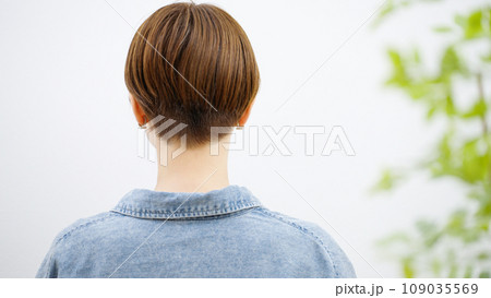 ショートヘアで刈り上げの女性の後ろ姿 ショートヘアで刈り上げの女性の後ろ姿 109035569