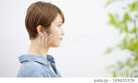 女性の横顔 109035576