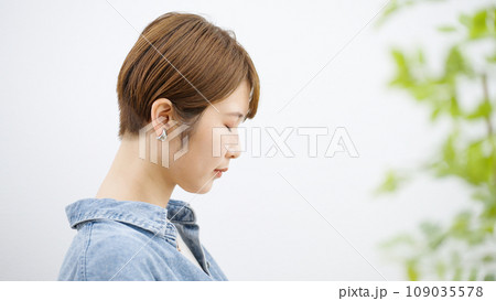 俯く女性 109035578