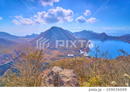 秋の群馬県 榛名山(烏帽子ヶ岳)の山頂から南側(榛名富士,天目山,榛名湖など)の眺望 109036099