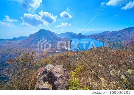 秋の群馬県 榛名山(烏帽子ヶ岳)の山頂から南側(榛名富士,天目山,榛名湖など)の眺望 秋の群馬県 榛名山(烏帽子ヶ岳)の山頂から南側(榛名富士,天目山,榛名湖など)の眺望 109036103