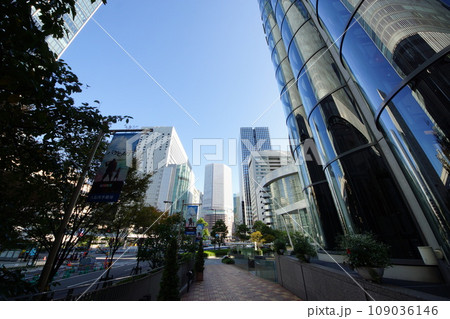 西梅田の高層ビル 109036146