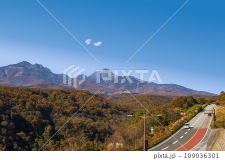 山梨県／秋の八ヶ岳高原大橋から見る富士山方面 109036301