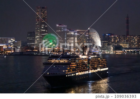 《神奈川県》横浜の夜景と出港する豪華客船 109036393