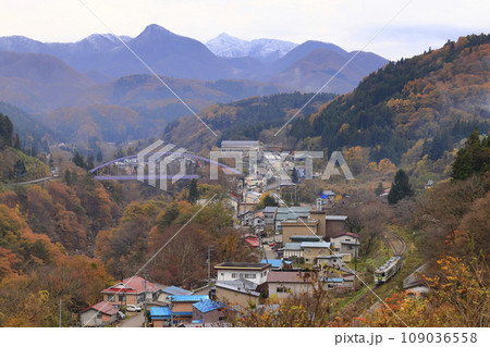 紅葉と雪景色の湯野上温泉駅（会津鉄道） 109036558