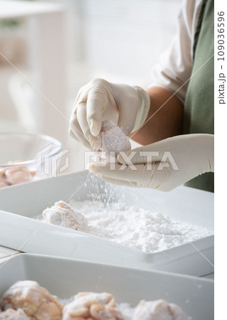 鶏のから揚げ調理風景 109036596