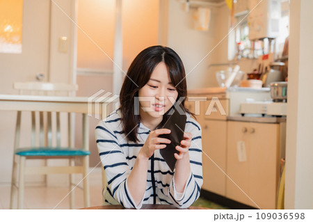 財布の中を確認して落ち込む若い女性 財布の中を確認して落ち込む若い女性 109036598