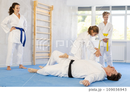 Father and daughter training judo fighting techniques 109036943