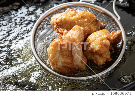 鶏のから揚げ調理風景、揚げ物料理 109036973