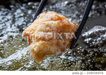 鶏のから揚げ調理風景、揚げ物料理 鶏のから揚げ調理風景、揚げ物料理 109036978