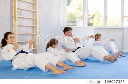 Family with children training abs in gym 109037365