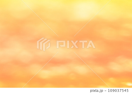オレンジ色系ふんわりとした背景　玉ボケ・丸ボケ 109037545