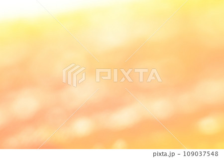 オレンジ色系ふんわりとした背景　玉ボケ・丸ボケ 109037548