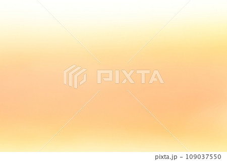 オレンジ色系のシンプルな背景　グラデーション 109037550