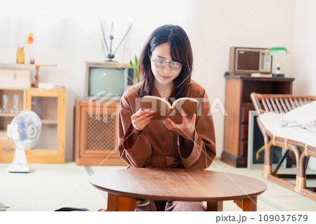 古風な雰囲気の家で読書をする若い女性 109037679