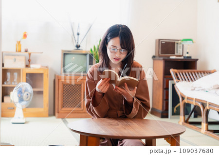 古風な雰囲気の家で読書をする若い女性 109037680