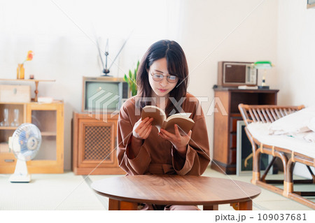 古風な雰囲気の家で読書をする若い女性 109037681