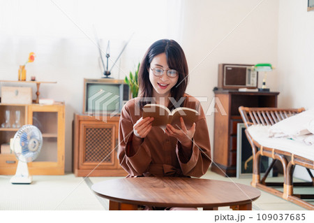 古風な雰囲気の家で読書をする若い女性 109037685