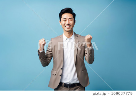成功しガッツポーズをとるビジネスパーソン 成功しガッツポーズをとるビジネスパーソン 109037779
