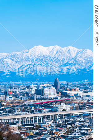 呉羽山公園から富山市街と立山連峰の眺め（冬） 109037983