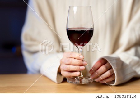赤ワインを持つ女性の手元 109038114