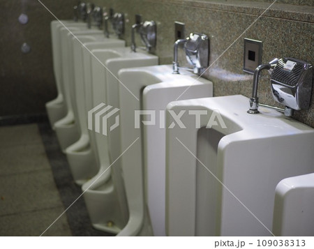 男性用トイレの小便器 男性用トイレの小便器 109038313