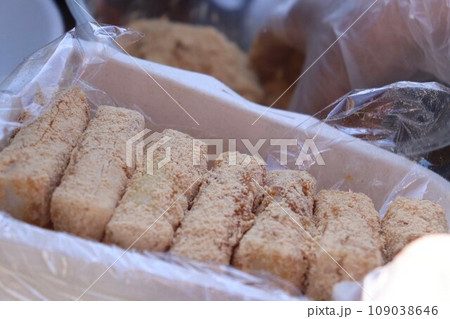 綺麗に並んだきな粉餅 綺麗に並んだきな粉餅 109038646