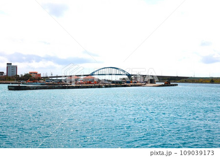 石垣港から見える サザンゲートブリッジゲート 109039173