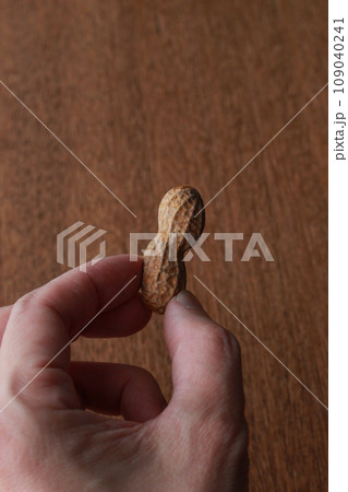 ピーナッツを持つ手のイメージ ピーナッツを持つ手のイメージ 109040241