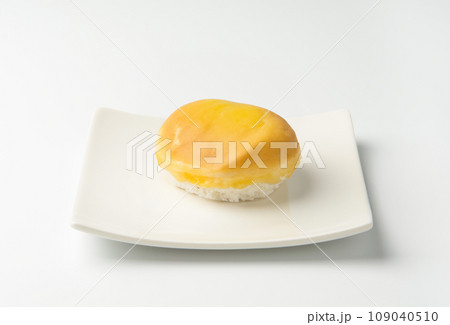 白いお皿にスイートポテト 109040510