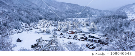 《岐阜県》積雪の白川郷・冬の合掌造り集落 109040648