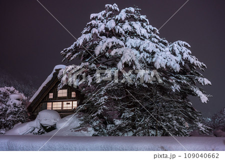 《岐阜県》積雪の白川郷・冬の合掌造り集 《岐阜県》積雪の白川郷・冬の合掌造り集 109040662